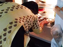 (Indian Super-hot Maa ke sath Beta Jabardasti chudai) When stepmom opened the fridge, stepson porked & put her in the fridge